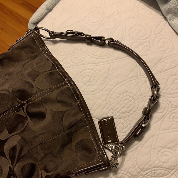 Barely used chocolate brown coach signature shoulder bag. - Picture 4 of 8